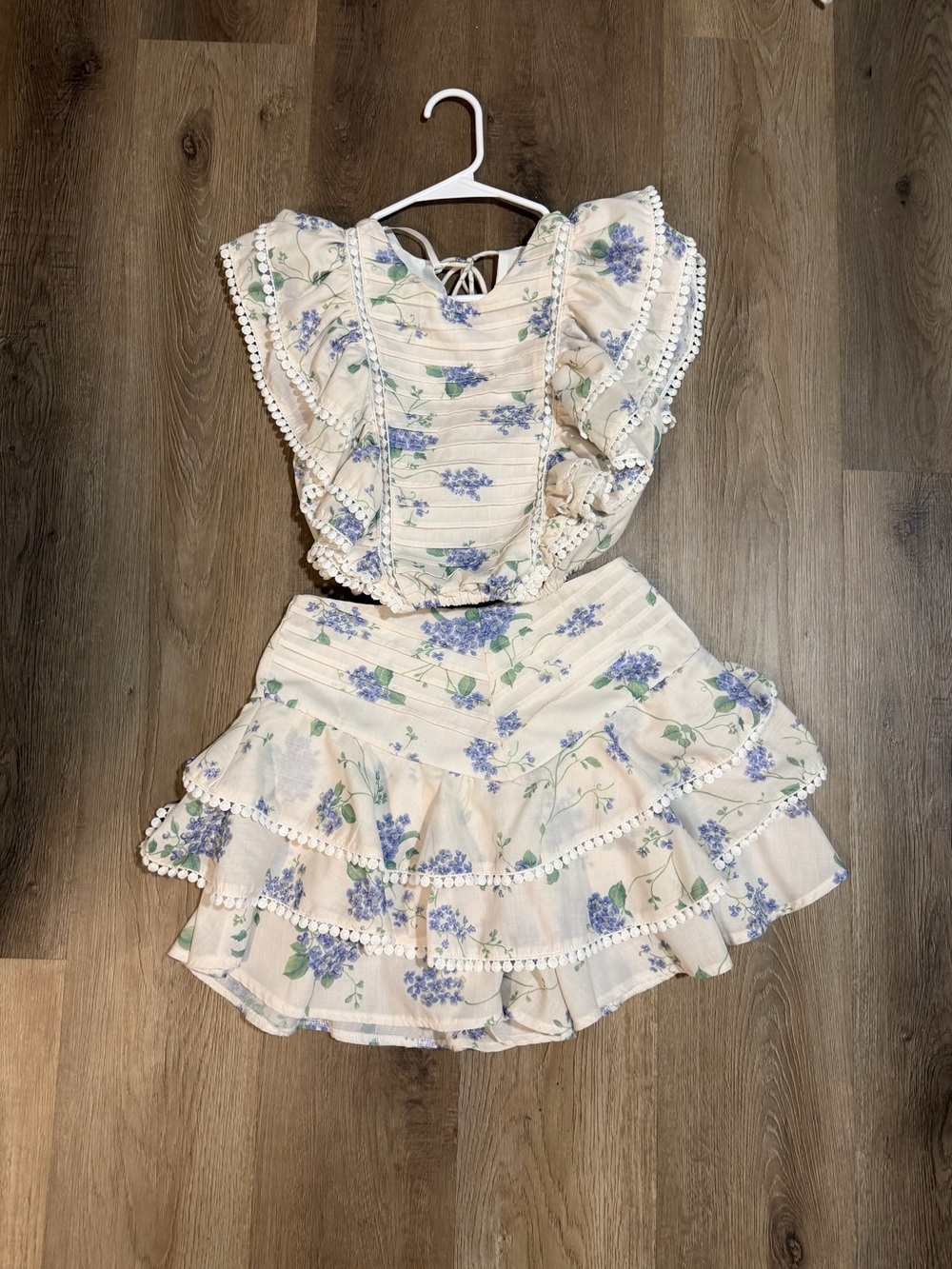 Indi Luxe Wild And Free Pintuck Pleat Ruffle Crop Top Floral Beige Juniors Small